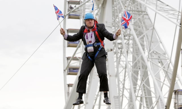 Boris Johnson colgando de una tirolina